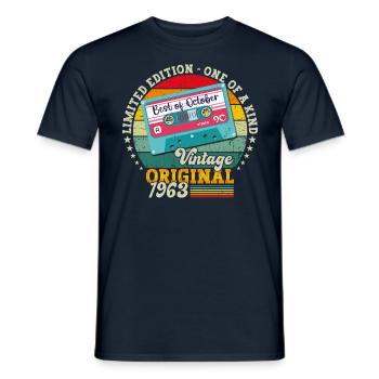 60. Geburtstag Retro Kassette Best of Oktober 1963 - Männer T-Shirt - Navy - Vorne - AI Model Male 178 light (178cm)