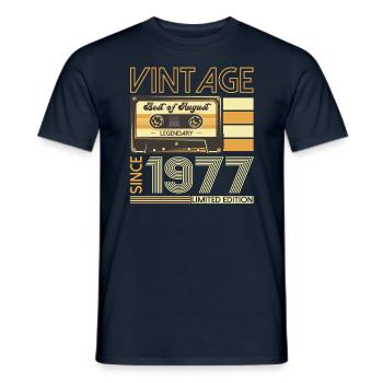 46ème anniversaire homme août vintage 1977 Cassette - T-shirt homme - marine - Devant - AI Model Male 178 light (178cm)