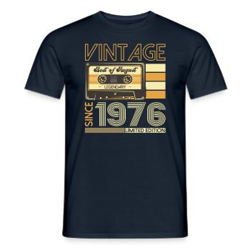 47ème anniversaire homme août vintage 1976 Cassette - T-shirt homme - marine - Devant - AI Model Male 178 light (178cm)