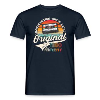 43rd Birthday Man August Vintage 1980 Cassette - T-shirt homme - marine - Devant - AI Model Male 178 light (178cm)