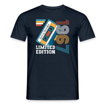 56e anniversaire novembre Vintage 1967 cassette - T-shirt homme - marine - Devant - AI Model Male 178 light (178cm)