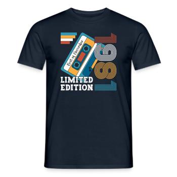 42e anniversaire novembre Vintage 1981 cassette - T-shirt homme - marine - Devant - AI Model Male 178 light (178cm)