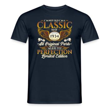 Mai 1934 Millésime 1934 Anniversaire 1934 Légende 34 - T-shirt homme - marine - Devant - AI Model Male 178 light (178cm)