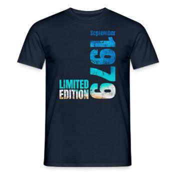 45e anniversaire Septembre 1979 Né en 1979 - T-shirt homme - marine - Devant - AI Model Male 178 light (178cm)
