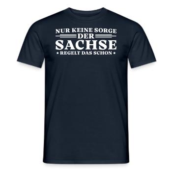 Der Sachse regelt das Ostdeutsch - Männer T-Shirt - Navy - Vorne - AI Model Male 178 light (178cm)