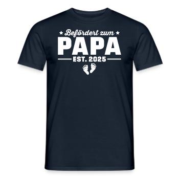 Werdender Papa 2025 Schwangerschaft verkünden - Männer T-Shirt - Navy - Vorne - AI Model Male 178 light (178cm)