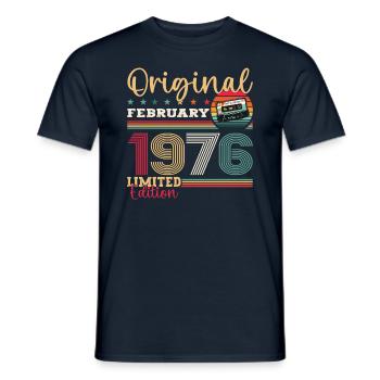 Cadeau d'anniversaire 49 ans Homme Original Février 1976 - T-shirt homme - marine - Devant - AI Model Male 178 light (178cm)