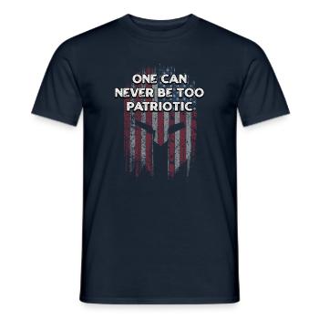 Man kann nie zu patriotisch sein Amerikaner 4. - Männer T-Shirt - Navy - Vorne - AI Model Male 178 light (178cm)
