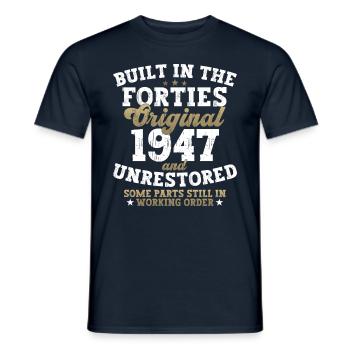 Construit dans les années quarante 1947 75e anniversaire Hommes - T-shirt homme - marine - Devant - AI Model Male 178 light (178cm)