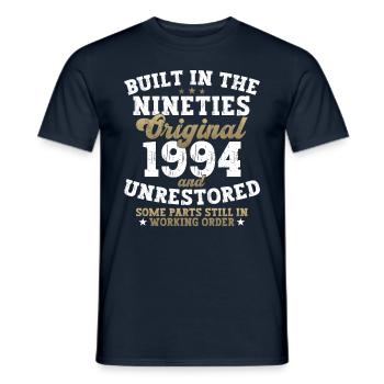 Built in the nineties 1994 28. Geburtstag Herren - Männer T-Shirt - Navy - Vorne - AI Model Male 178 light (178cm)
