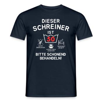 Dieser Schreiner ist 50. Schonend behandeln - Männer T-Shirt - Navy - Vorne - AI Model Male 178 light (178cm)