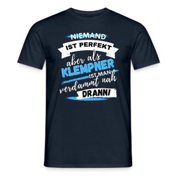 LUSTIGER KLEMPTNER HANDWERKER INSTALLATEUR SPRUCH - Männer T-Shirt - Navy - Vorne - AI Model Male 178 light (178cm)
