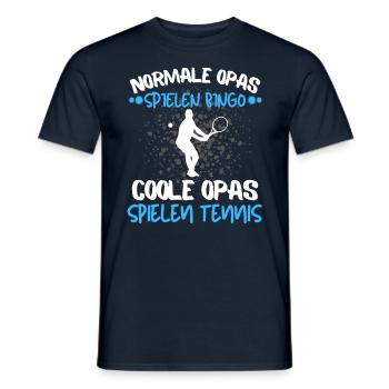 COOLE OPAS SPIELEN TENNIS! TENNIS SPRUCH MOTIV - Männer T-Shirt - Navy - Vorne - AI Model Male 178 light (178cm)