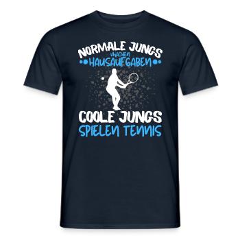 COOLE JUNGS SPIELEN TENNIS! COOLES TENNIS SPRUCH - Männer T-Shirt - Navy - Vorne - AI Model Male 178 light (178cm)