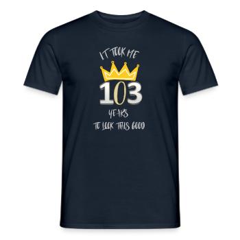 Il m’a fallu 103 ans pour avoir l’air aussi bien. - T-shirt homme - marine - Devant - AI Model Male 178 light (178cm)