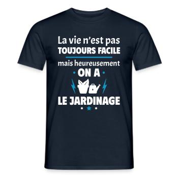 La vie n'est pas toujours facile, jardinage - T-shirt homme - marine - Devant - AI Model Male 178 light (178cm)