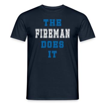 The Feuerwehrmann does it Feuerwehrmann Geschenk - Männer T-Shirt - Navy - Vorne - AI Model Male 178 light (178cm)