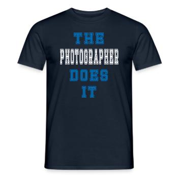 The Fotograf does it Fotgraf Geschenk - Männer T-Shirt - Navy - Vorne - AI Model Male 178 light (178cm)