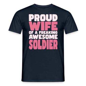 Stolze Ehefrau Eines Verdammt Guten Soldats - Männer T-Shirt - Navy - Vorne - AI Model Male 178 light (178cm)
