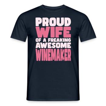 Fière épouse d’un sacré bon vigneron - T-shirt homme - marine - Devant - AI Model Male 178 light (178cm)