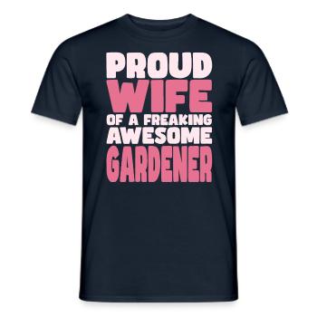 Fière épouse d’un sacré bon jardinier - T-shirt homme - marine - Devant - AI Model Male 178 light (178cm)