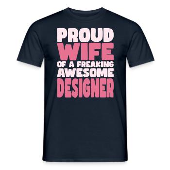 Stolze Ehefrau Eines Verdammt Guten Designers - Männer T-Shirt - Navy - Vorne - AI Model Male 178 light (178cm)