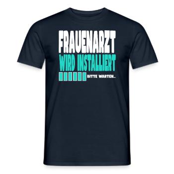 Frauenarzt wird installiert - Männer T-Shirt - Navy - Vorne - AI Model Male 178 light (178cm)