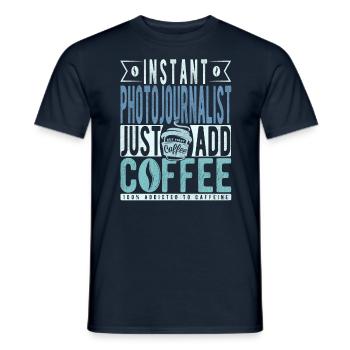 Photojournalist Kaffee Spruch - Men's T-Shirt - navy - Front - AI Model Male 178 light (178cm)