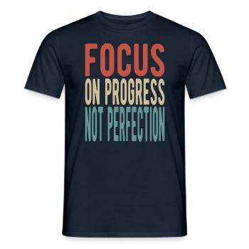 Focus on progress, not perfection - Männer T-Shirt - Navy - Vorne - AI Model Male 178 light (178cm)