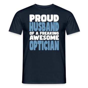Fière épouse d’un sacré bon opticien - T-shirt homme - marine - Devant - AI Model Male 178 light (178cm)