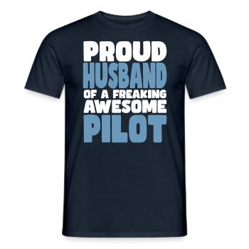 Stolze Ehefrau Eines Verdammt Guten Pilots - Männer T-Shirt - Navy - Vorne - AI Model Male 178 light (178cm)