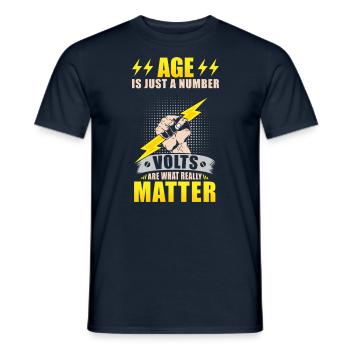 Électricien Cadeau d’anniversaire Drôle - T-shirt homme - marine - Devant - AI Model Male 178 light (178cm)