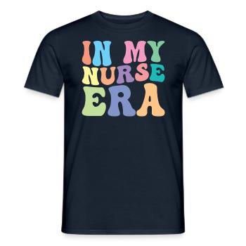 Krankenschwester Retro Groovy In Meiner - Männer T-Shirt - Navy - Vorne - AI Model Male 178 light (178cm)