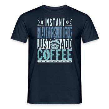 Agent d’application des règlements municipaux instantané Il suffit d’ajouter du café - T-shirt homme - marine - Devant - AI Model Male 178 light (178cm)