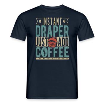 Instant Draper Fügen Sie einfach Kaffee hinzu - Männer T-Shirt - Navy - Vorne - AI Model Male 178 light (178cm)