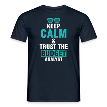 Keep Calm & Vertrau Dem Budget Analysten - Männer T-Shirt - Navy - Vorne - AI Model Male 178 light (178cm)