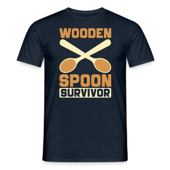 Wooden Spoon Survivor Lustig Retro Design - Männer T-Shirt - Navy - Vorne - AI Model Male 178 light (178cm)