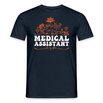 In My Medical Assistant Era Mit Blumenmotiv - Männer T-Shirt - Navy - Vorne - AI Model Male 178 light (178cm)
