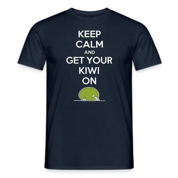 Souvenir néo-zélandais : restez calme et prenez votre kiwi - T-shirt homme - marine - Devant - AI Model Male 178 light (178cm)