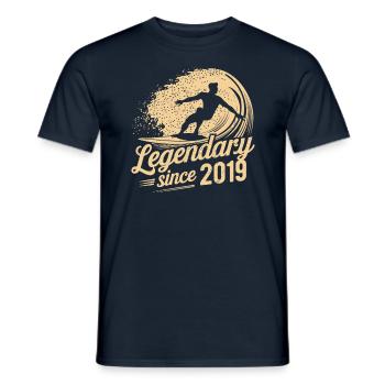 Légendaire depuis 2019 Anniversaire Surfeur - T-shirt homme - marine - Devant - AI Model Male 178 light (178cm)