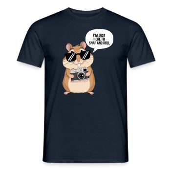 Fotograf Hamster: Hier Um Zu Knipsen Und Rollen - Männer T-Shirt - Navy - Vorne - AI Model Male 178 light (178cm)