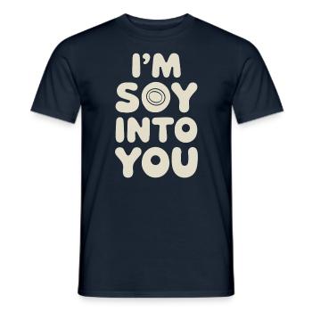 Ich Bin Total In Soja Verliebt – Vegan Vegetarisch - Männer T-Shirt - Navy - Vorne - AI Model Male 178 light (178cm)