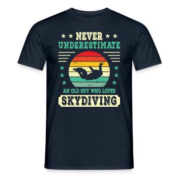 Never Underestimate An Old Guy Who Loves Skydiving - Männer T-Shirt - Navy - Vorne - AI Model Male 178 light (178cm)