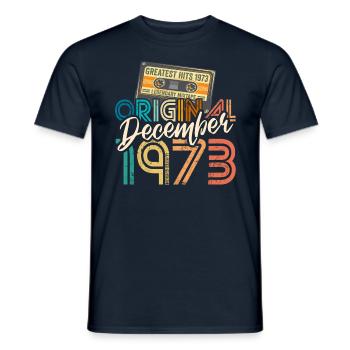 Vintage Cassette Tape Décembre 1973 Anniversaire - T-shirt homme - marine - Devant - AI Model Male 178 light (178cm)