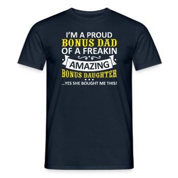 Funny Bonus Dad Stepdaughter Stepdad Fathers Day G - Männer T-Shirt - Navy - Vorne - AI Model Male 178 light (178cm)