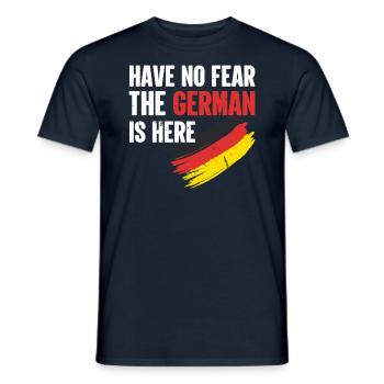 Deutschland Have No Fear The German Is Here - Männer T-Shirt - Navy - Vorne - AI Model Male 178 light (178cm)