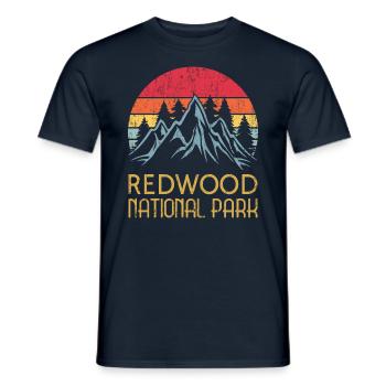 Kalifornien | Retro Vintage Redwood National Park - Männer T-Shirt - Navy - Vorne - AI Model Male 178 light (178cm)