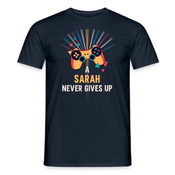 Ein Sarah gibt niemals auf - Gaming Name Gamer - Männer T-Shirt - Navy - Vorne - AI Model Male 178 light (178cm)