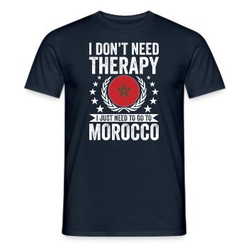 Ich Brauche Keine Therapie, Einfach Um Marokko - Männer T-Shirt - Navy - Vorne - AI Model Male 178 light (178cm)