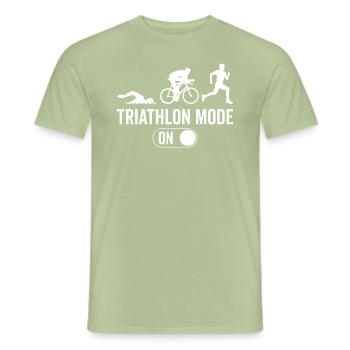 Triathlon-Modus Auf - Triathlon Triathlon - Männer T-Shirt - Sage - Vorne - AI Model Male 178 light (178cm)
